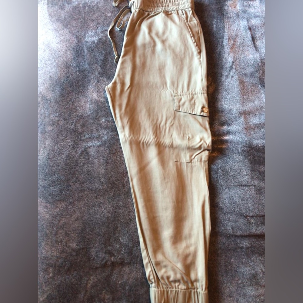 Light-Weight Army Green 7/8 Cargo Pants